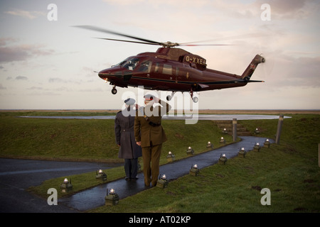 Ihre Königliche Hoheit Queen Elizabeth II startet in einem Sikorsky S76C der Queen s Royal Helikopter-Rundflug von RAF Holbeach in L Stockfoto