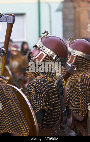 Wikinger Rüstung klingt ein Horn in einer Parade durch Lerwick während der Up-helly-a Stockfoto