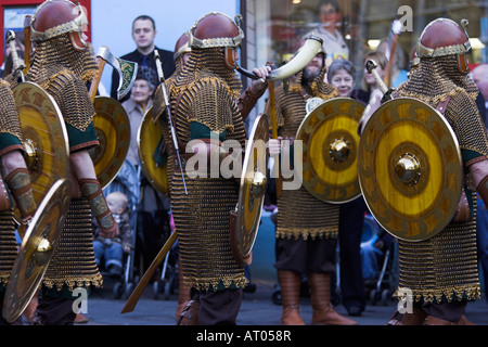 Wikinger Rüstung klingt ein Horn in einer Parade durch Lerwick während der Up-helly-a Stockfoto