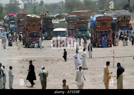 afghanische Flüchtlinge in Peschawar gezwungen, nach Afghanistan zurückzukehren Stockfoto