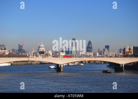 Blick über die Themse und Waterloo Bridge, City of London Stockfoto