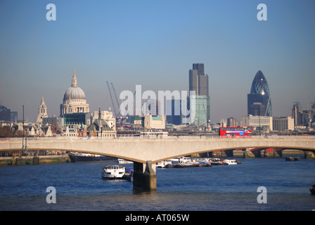 Blick über die Themse und Waterloo Bridge, City of London Stockfoto