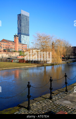 Bridgewater Canal und Kai mit dem Beetham Tower im Hintergrund Castlefield, Manchester, England UK Stockfoto