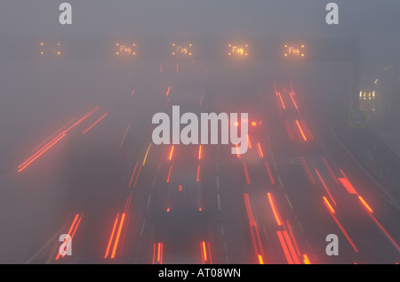 Lichter Streifen nordwärts bei Morgengrauen Nebel macht Autofahren gefährlich auf Autobahn M25 an Kreuzung von Dartford Bridge Essex Stockfoto
