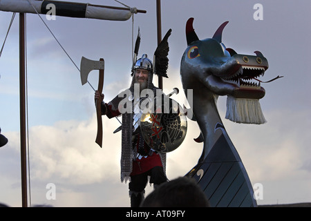 Jarl Roy Leask steht auf der Galeere Brecon in Rüstung Stockfoto