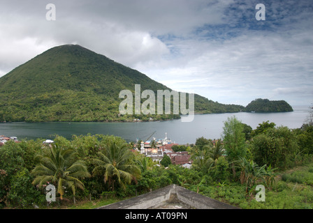 Indonesien, Bandanaira Township und Hafen von Fort Belgica mit dem Vulkan Gunung Api im Hintergrund betrachtet Stockfoto