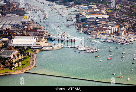 Luftaufnahme von Cowes Hafeneinfahrt. Isle Of Wight. Fluß Medina, Yacht Haven Marina, Red Funnel Fähren. Sommerabend. Stockfoto