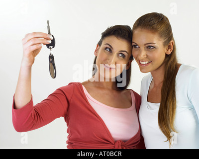 Frauen, die Auto-Taste gedrückt halten Stockfoto