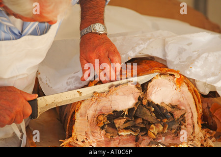 Slicing Porchetta, italienischer Schweinebraten, Italien Stockfoto