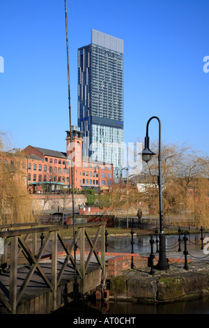 Bridgewater Canal und Wharf mit der Beetham Tower im Hintergrund Castlefield, Manchester, England, UK. Stockfoto