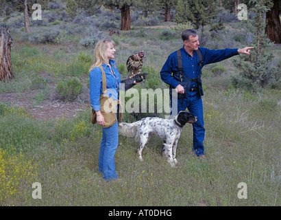 Zwei Falkner mit einem red tailed Hawk suchen Hochland Federwild in der Wüste in der Nähe von Bend Oregon Stockfoto