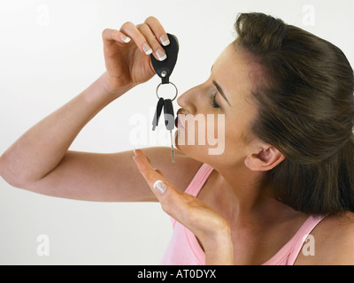 Frau küssen Autoschlüssel Stockfoto