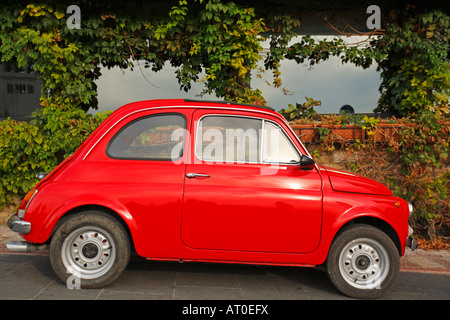 Kleine rote Auto auf der Straße in Assisi, Italien Stockfoto