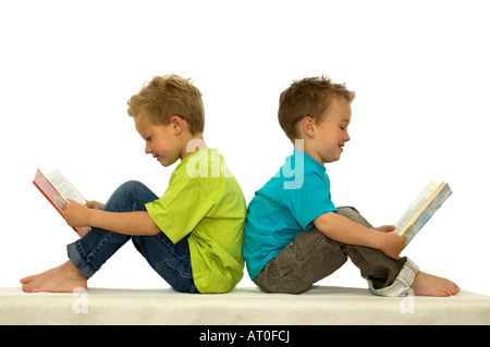 Zwei glückliche Freunde, ein Buch zu lesen Stockfoto