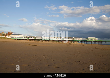LYTHAM ST ANNES LANCASHIRE UK September Blick auf St Annes viktorianischen Pier vom breiten Sandstrand entfernt Stockfoto