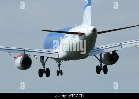 Ein BMI Airbus A320 landen am Flughafen Heathrow in London Stockfoto