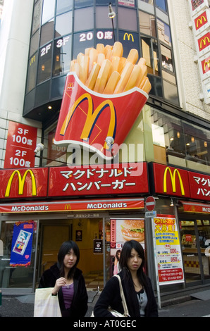 McDonalds-Shop mit großer Pommes Zeichen in Tokio Japan Stockfoto