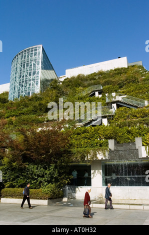 ACROS Fukuoka Gebäude hat dramatische Architektur mit Landschaftsgestaltung, terrassenförmig angelegten Schattenseite des Gebäudes, Fukuoka, Japan Stockfoto