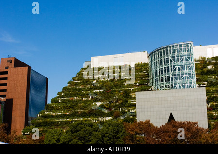 ACROS Fukuoka Gebäude hat dramatische Architektur mit Landschaftsgestaltung, terrassenförmig angelegten Schattenseite des Gebäudes Stockfoto