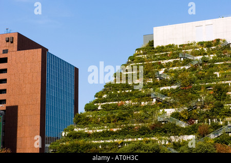 ACROS Fukuoka Gebäude hat dramatische Architektur mit Landschaftsgestaltung, terrassenförmig angelegten Schattenseite des Gebäudes Stockfoto