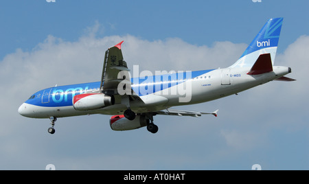 Ein Airbus A320 von BMI im Endanflug zum Flughafen London Heathrow Stockfoto