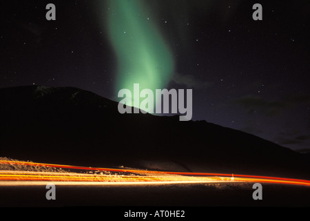 Nordlicht Aurora Borealis über der Brooks Range mit Lkw Lichter auf Atigun Pass Arktis Alaska Stockfoto