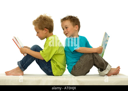 Zwei Freunde lesen ein Buch eine junge schaut auf das Buch von den anderen lachen Stockfoto