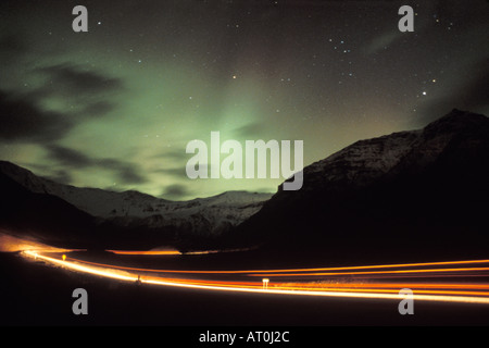 Nordlicht Aurora Borealis über der Brooks Range mit Lkw Lichter Atigun Pass Arktis Alaska hinauf Stockfoto