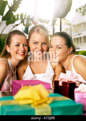 drei Frauen mit Geschenk vor Ihnen Stockfoto