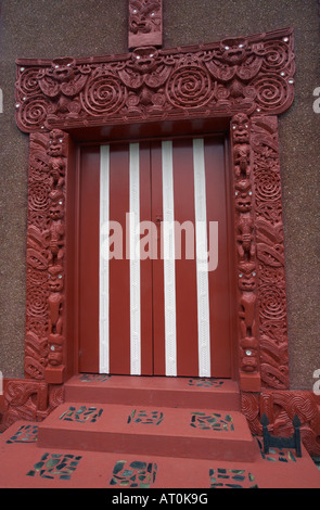 Nahaufnahme Detail rund um die Tür an der Maori Siedlung, in der Nähe von Otakau Marae, Otago Halbinsel, Südinsel, Neuseeland Stockfoto
