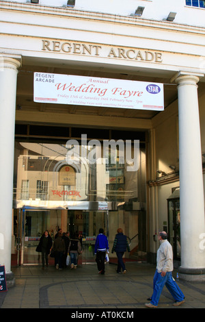 Regent Arcade-Cheltenham Spa Stadt Innenstadt Geschäfte Gloucestershire England uk gb Stockfoto