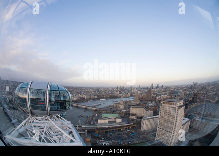 Luftbild vom London Eye Passagier Kapsel Pod Blick nach Süden zum Shell Turm und City of London England UK United Kingdom GB Stockfoto