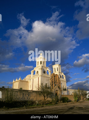 Ein Blick auf die alte spanische katholische mission Kirche San Xavier del Bac in der Sonora-Wüste in der Nähe von Tucson Arizona Stockfoto