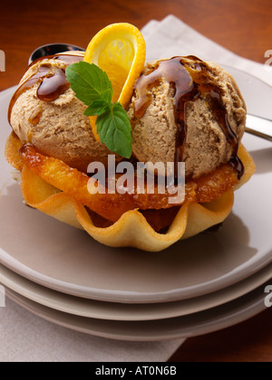 Orange Blumenkorb Karamell Eis Stockfoto