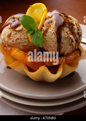 Karamell orange Korb mit Eis Stockfoto