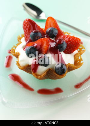 Brandy Snap Korb mit Sahne und Früchten Stockfoto