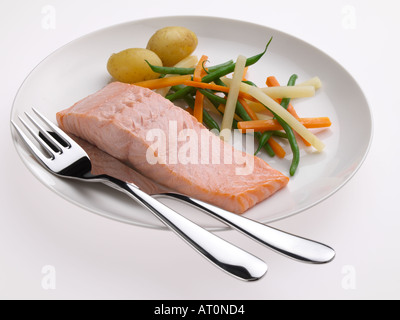 Pochierter Lachs mit Gemüse Stockfoto