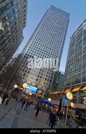 Vertikale Weitwinkel von Canary Wharf Tower und die umliegenden Wolkenkratzer von Reuters Platz am Abend Stockfoto