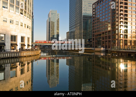 Horizontalen Weitwinkel von Reflexionen von Gebäuden im mittleren Dock in Canary Wharf an einem sonnigen Tag. Stockfoto