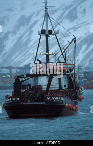 kommerzielle Fischereifahrzeug in Alaska Meer fuhren dock auf Unalaska-Dutch Harbor entlang der Aleuten Kette Alaska Stockfoto