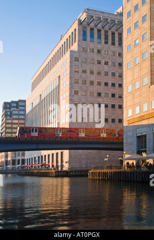 Vertikale Weitwinkel ein Docklands Light Railway Bahnhof DLR verlassen Canary Wharf an einem sonnigen Tag. Stockfoto