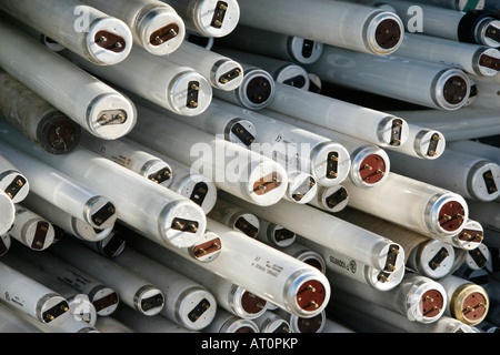 Stapel von gebrauchten Leuchtstoffröhren in einem recycling-Center Stockfoto