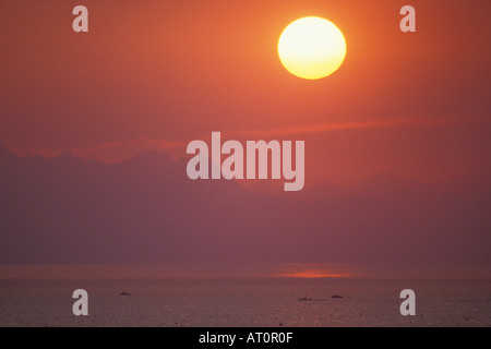 kommerzielle Netz Angeln Boote gehen Sie bei Sonnenuntergang für Kenai Sockeye oder rot Lachs Oncorhynchus Nerka Opener Cook Inlet Alaska Stockfoto