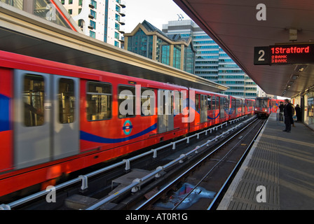 Horizontalen Weitwinkel von zwei Docklands Light Railway Züge ziehen in und aus der Station South Quay mit Passagiere warten. Stockfoto