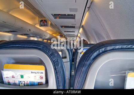 Horizontalen Weitwinkel der Passagiere sitzen im Inneren eines Flugzeugs beobachten die Bordunterhaltung Stockfoto