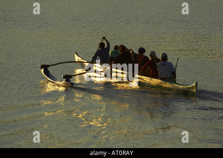 Waka Ama Auslegerkanu am Innenhafen an Dawn Napier Hawkes Bay Nordinsel Neuseeland Stockfoto