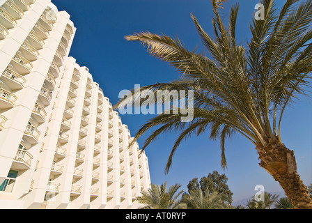 Horizontalen Weitwinkel von der Vorderansicht eines weißen Hotels und einer Palme gegen ein strahlend blauer Himmel Stockfoto