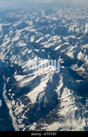 Vertikale Weitwinkel des Schnees begrenzt Gipfel der Alpen aus einem Flugzeug-Fenster Stockfoto