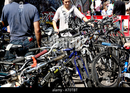 Fahrräder zum Verkauf in Londons Brick Lane Flohmarkt Stockfoto