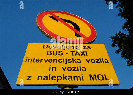 TRAFFIC SIGN PFLICHT: NICHT LINKS ABBIEGEN Stockfoto